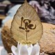 Lá bồ đề chữ đứng trong hộp kính mạ vàng 24K