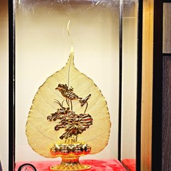 Tác phẩm nghệ thuật, quà tặng lưu niệm, hoa sen và lá bồ đề mạ vàng (18x27) Cm
